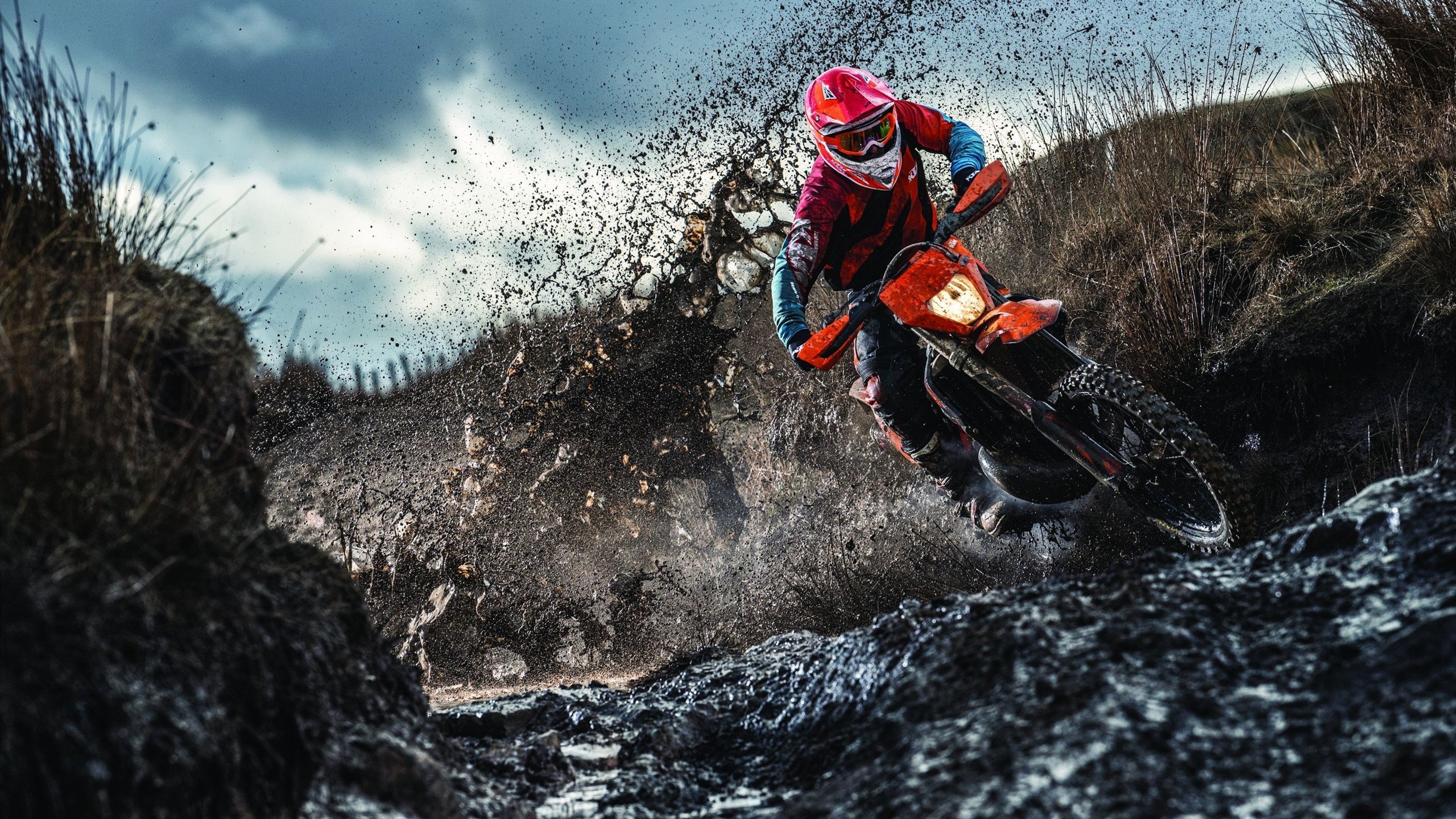 赛道上的红色风暴，勒克莱尔领衔法拉利完胜梅赛德斯